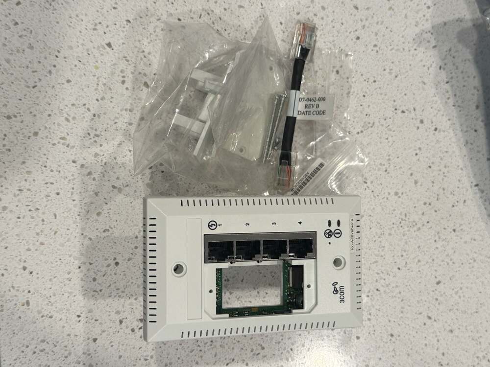3Com NJ100 IntelliJack Switch 4-Port 10/100 Mbps Unmanaged Eth Switch 3CNJ100